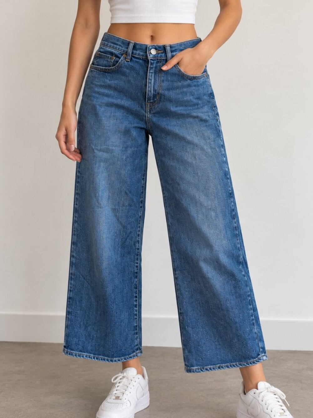 Levi’s Wide Leg Cropped Jeans Medium Wash Size 27
